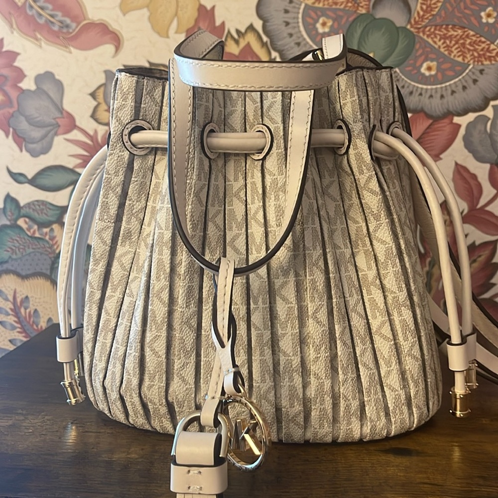 White Shoulder Bag With Drawstring Closure And Ri… - image 3